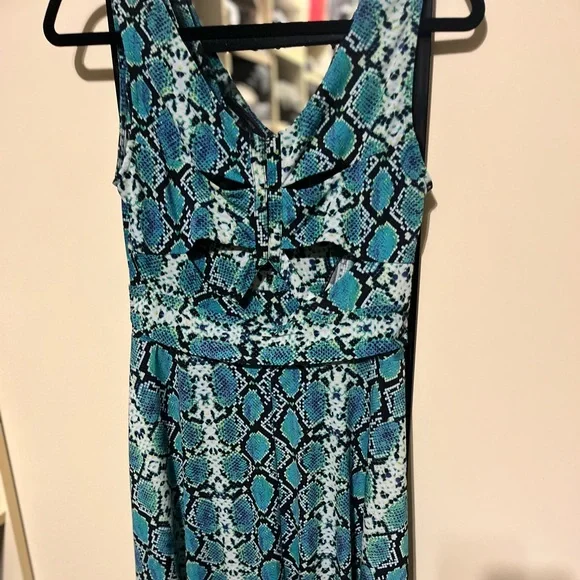 BCBG summer dress, stretchy, comfortable, deep V front, back cut outs - Picture 5 of 9